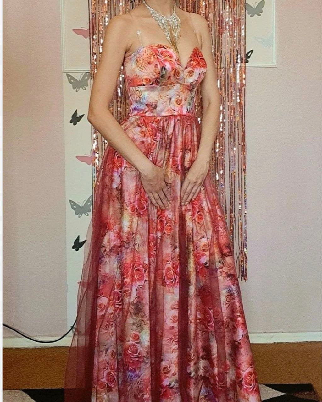 zamonaviy, polga cho'zilgan ko'ylak ijaraga oling