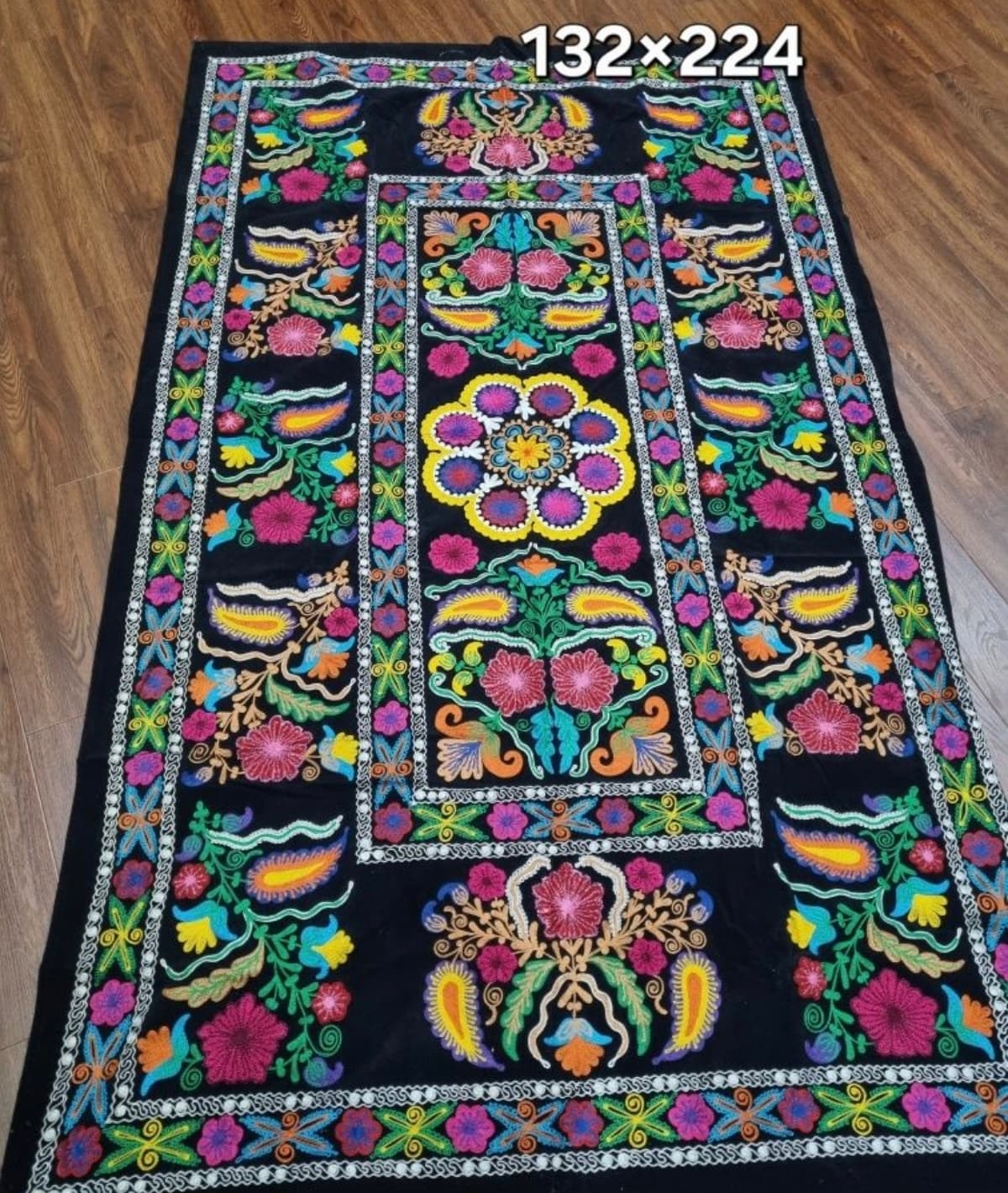 Qo'lda tayyorlangan palei sotuvda