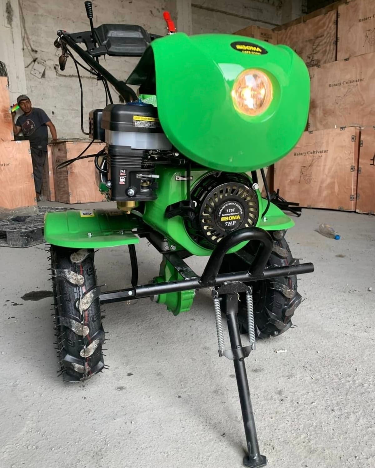 Ulgurji 7 ot kuchiga ega yurish-orqadagi traktor va kultivator
