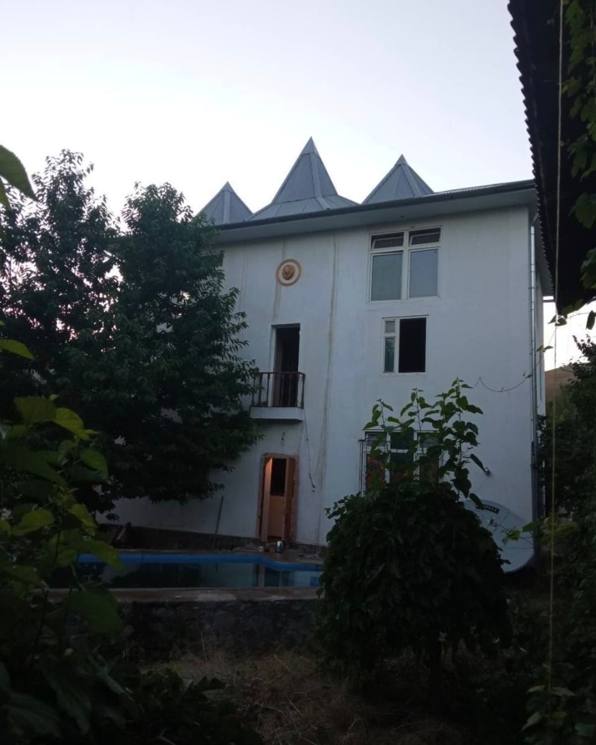 Xumsandagi 3-qavatdagi kottej