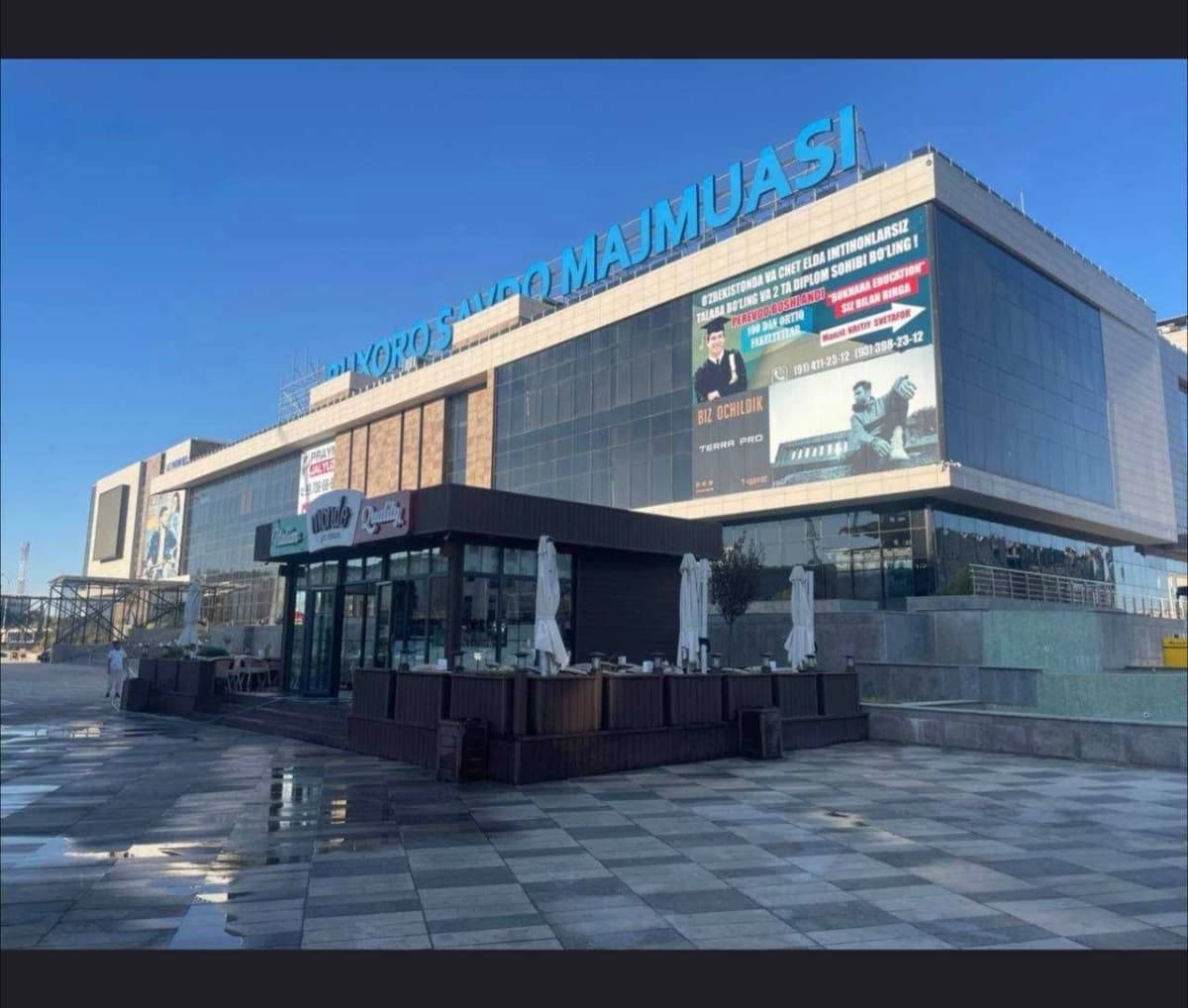 Buxorodagi savdo majmuasidagi do'kon sotuvga qo'yilgan. Bozorda oltin sotiladi.