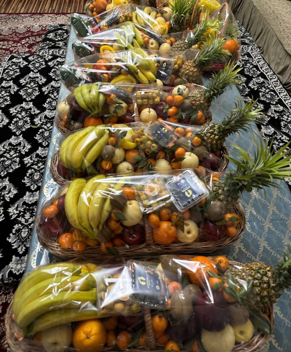 Meva va hil savatlar yangi yil bayrami uchun