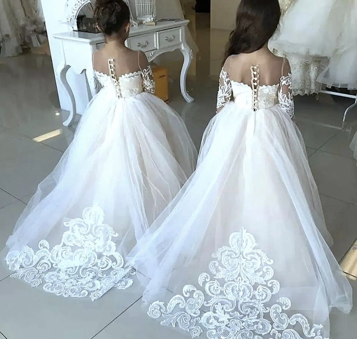 Promlar va to'ylar uchun oq ko'ylak (variantlar mavjud)