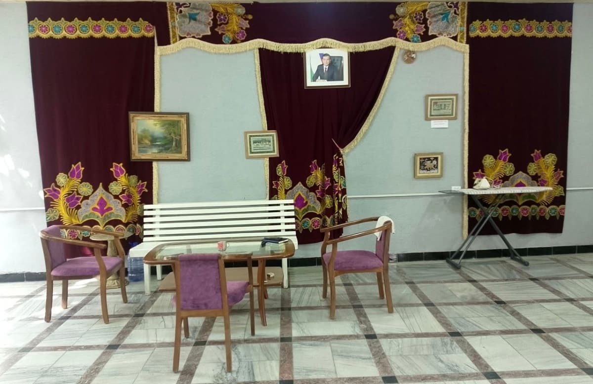 Arzon yotoqxonasi, mehmonkhona, mehmonxona. U xohladi. Kunlik izhara