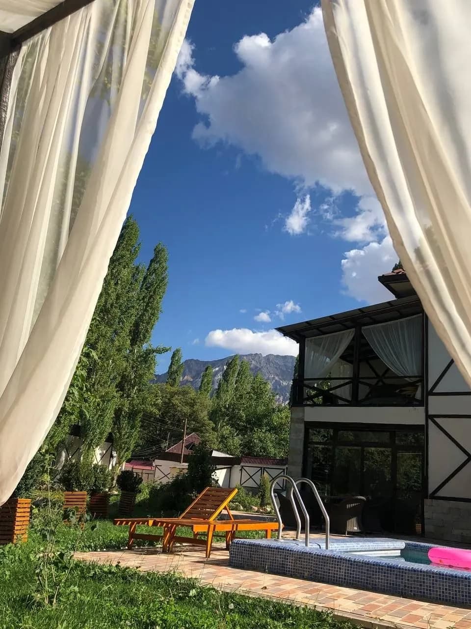 Чимганрядом канаткаНовый ремонтДача (ле-шале)