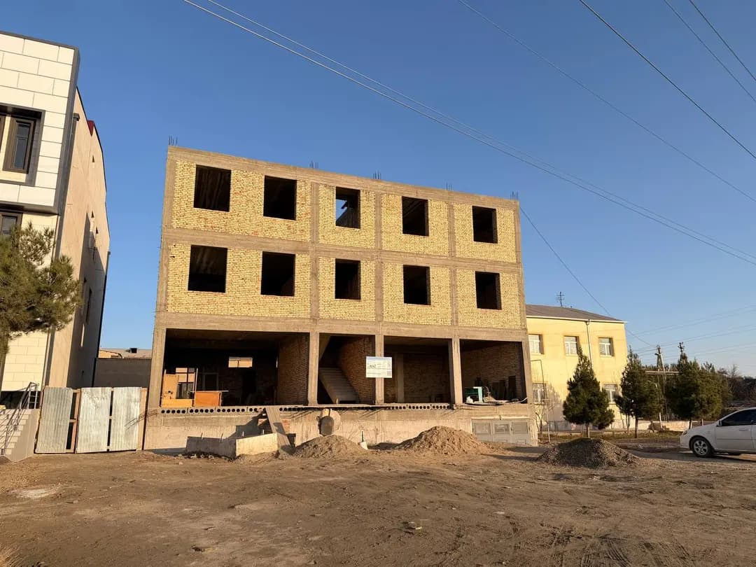 3.7 sotiq maydonga ega shundan 170m2 qurilish bo’lgan bino sotiladi.