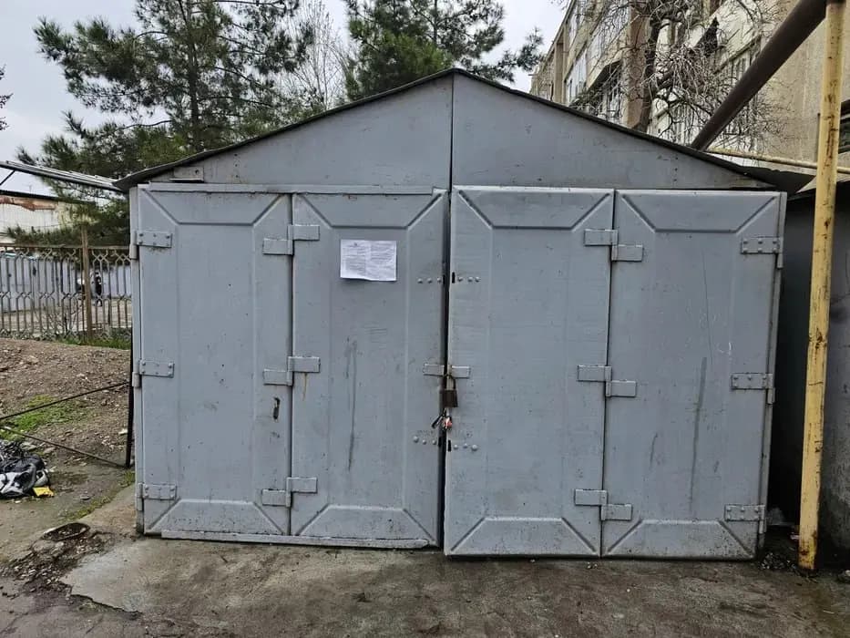 Garaj sotiladi.Hajmi: 4.8 × 3.2 m.Oson qismlarga ajratish mumkin (konstruksiya to'plami kabi)