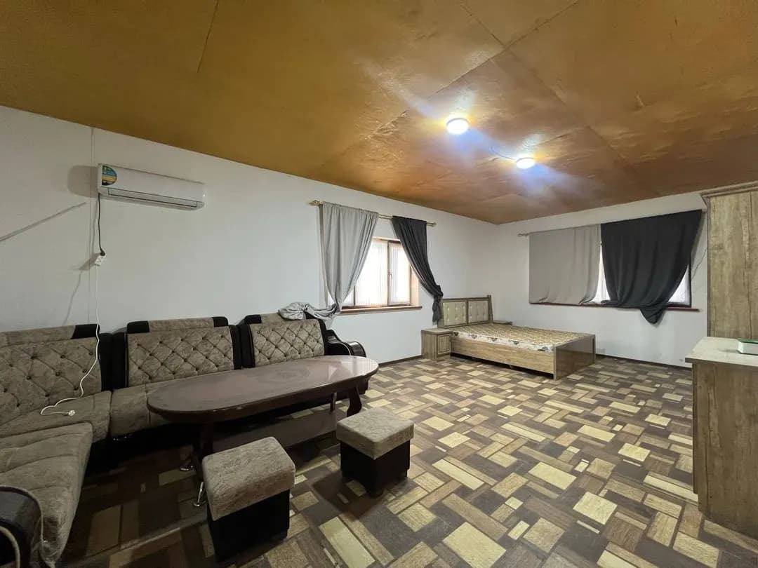 Hokimiyat yonida hovli sotiladi 7 xonali