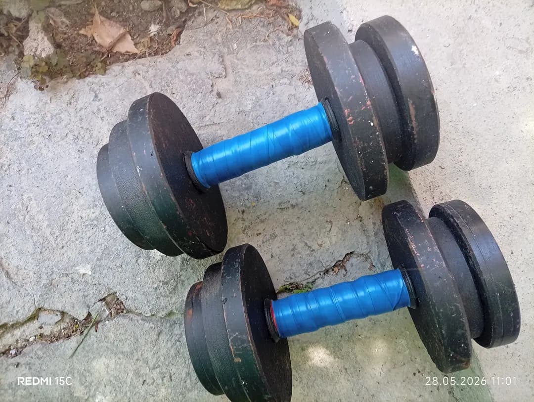 Men har biri 10 kg og'irlikdagi yig'iladigan dumbbelllarni sotaman
