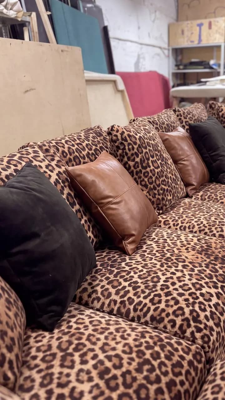 Katta odamlar uchun katta divan