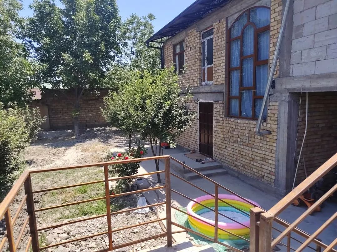 Samarqand shahar sayohat dahbet shaharchasida tayyor 7 sotix 2 etaj pishgan gishtdan qurilgan sotoladi