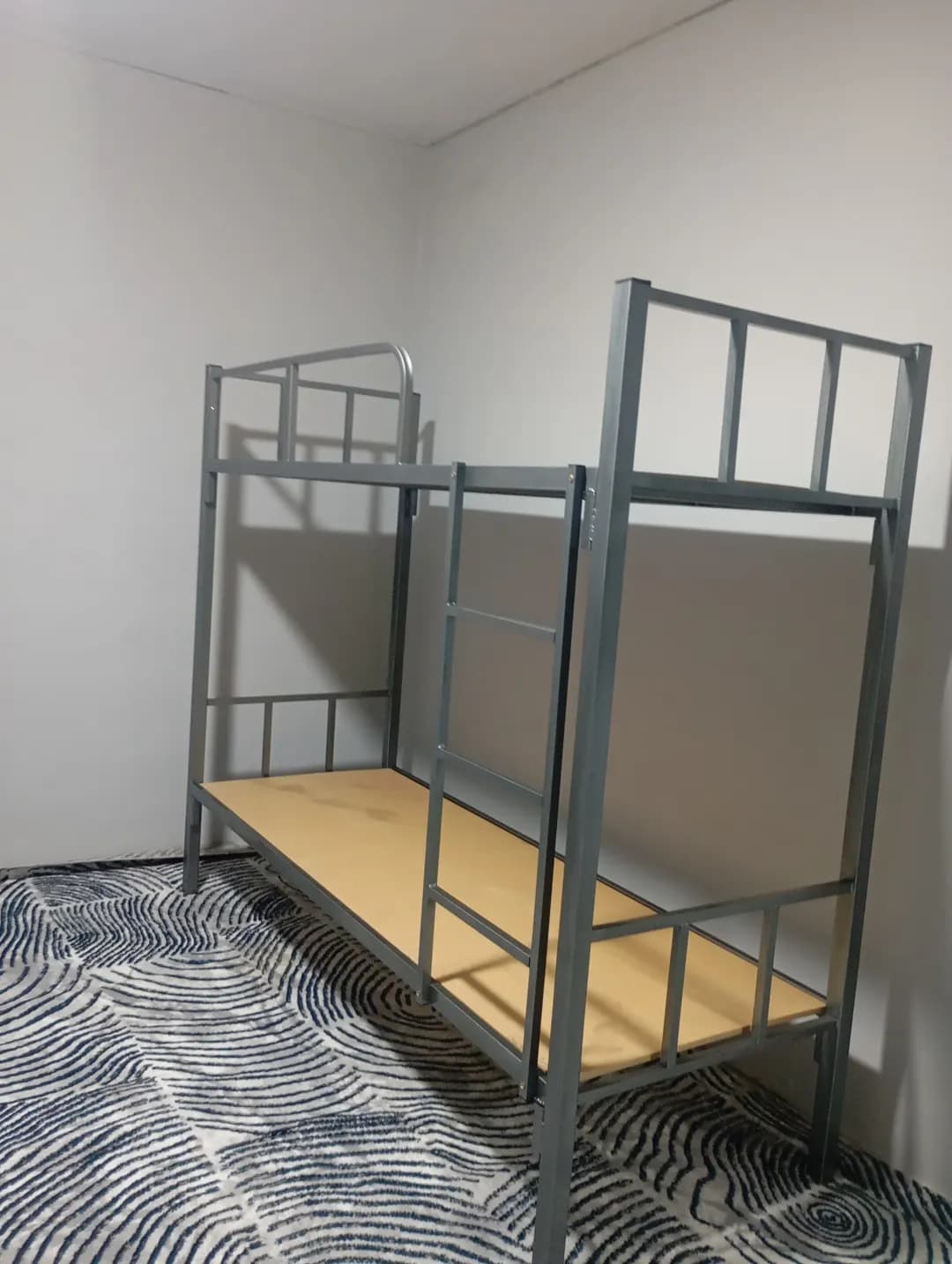 ishlab chiqaruvchi dan 2 va 1 qavatli karavotlar