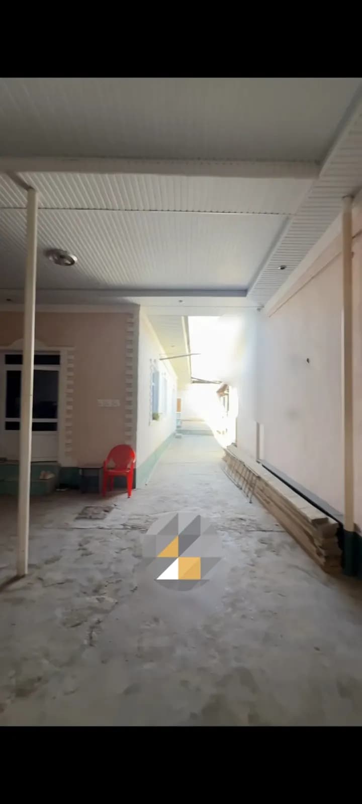 srochni hovli sotiladi Yangi Bozor oldida shaharni qoq markazida oldida university ham bor sentr joy joydan biznes uchun. ham foydalansa buladi Faqat maqsadlila tel qilsin Tel 90 443 59 55