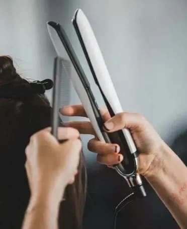 Sartaroshlik uslubi ustasi, ko'p yillik tajribaga ega, men buni tajriba bilan qilaman