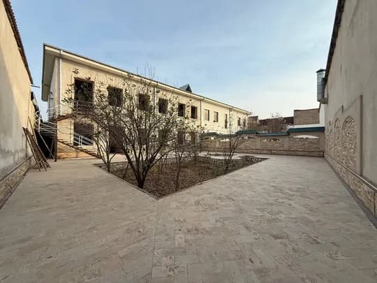 KAROBKA HOLATDAGI 7 SOTIQLI HOVLI MARKAZDAN SOTILADI