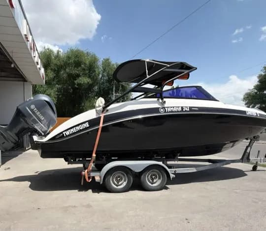 Kater Yamaha 242 Limited S, motor Yamaha F350