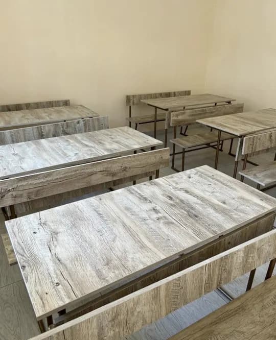 Maktab partalari va stullari sotiladi