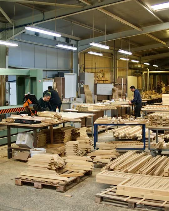 Mebel fabrikasiga mebel yasashga qiziqadigan shogirdlarni taklif qilamiz