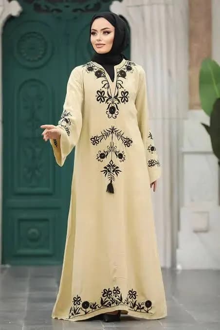 Model qiz kerak abaya kiyimlarni reklama qilish uchun