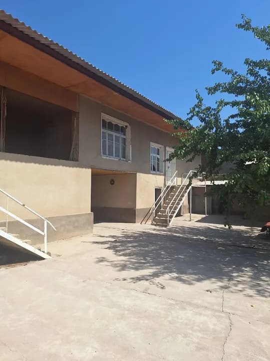 12 sotixli hovli uy sotiladi. Qorasuv daryosi bo'yida