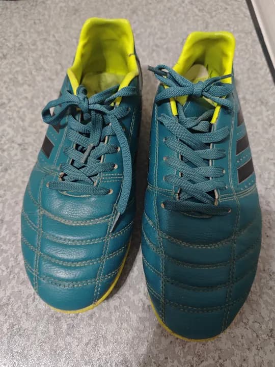 36-o'lchamdagi futbol oyoq kiyim sotiladi