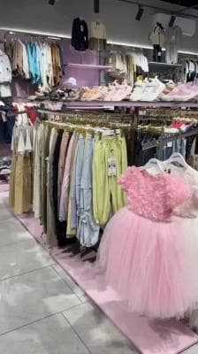 Болалар кийимлари” дўкони арзон нархда сотилади